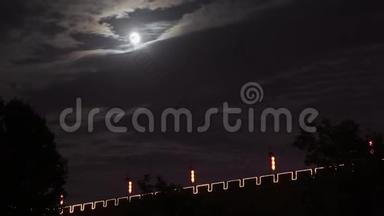中国陕西西安`，夜空中的一轮明月和西安城墙